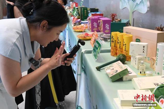 “皖美好物”引围观。中新社记者 赵强 摄