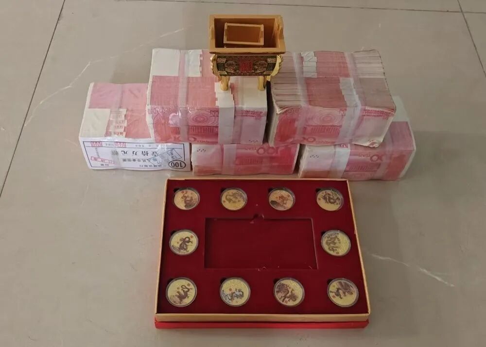 这是警方查获的诈骗团伙直播所用道具。（受访对象供图）